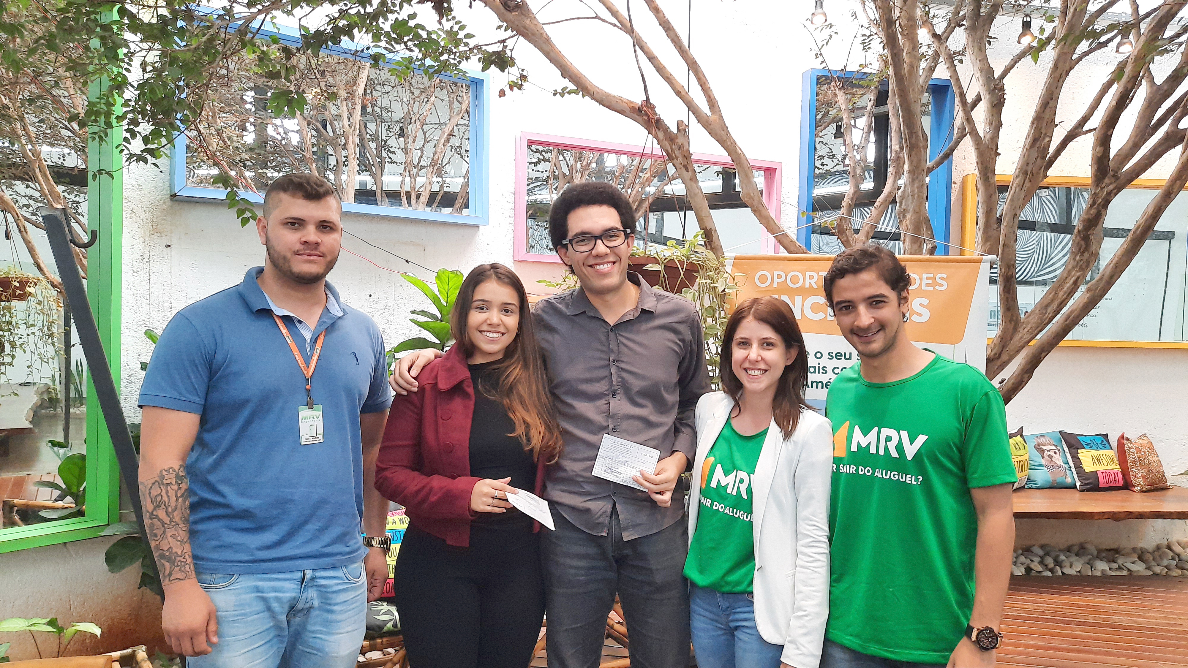 Brendha Vivas e Pedro Ventura, ganhadores do sorteio promovido pela MRV em ação na CroSoften, com equipe de consultores da construtora.