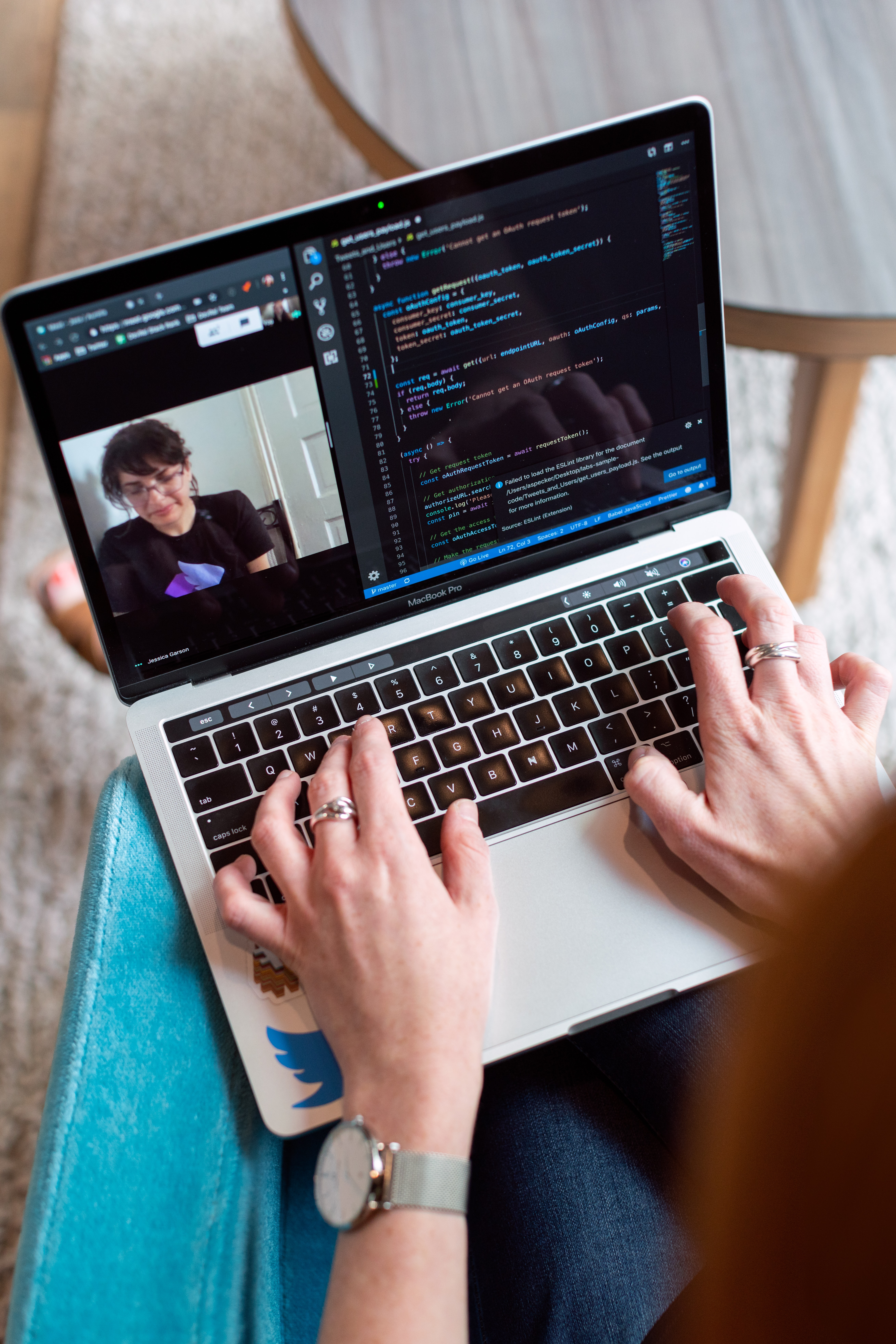 Na segunda foto que ilustra o post, vemos uma pessoa digitando em seu laptop enquanto participa de uma videoconferência com uma mulher.